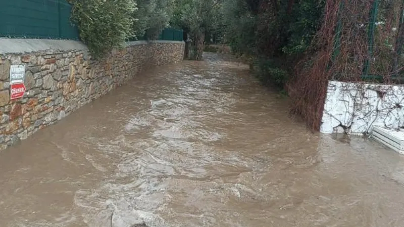 Bodrum'da sağanak yolları göle döndürdü