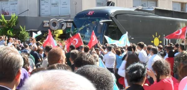 Akşener'den Şişli ve Beyoğlu'nda esnaf ziyareti