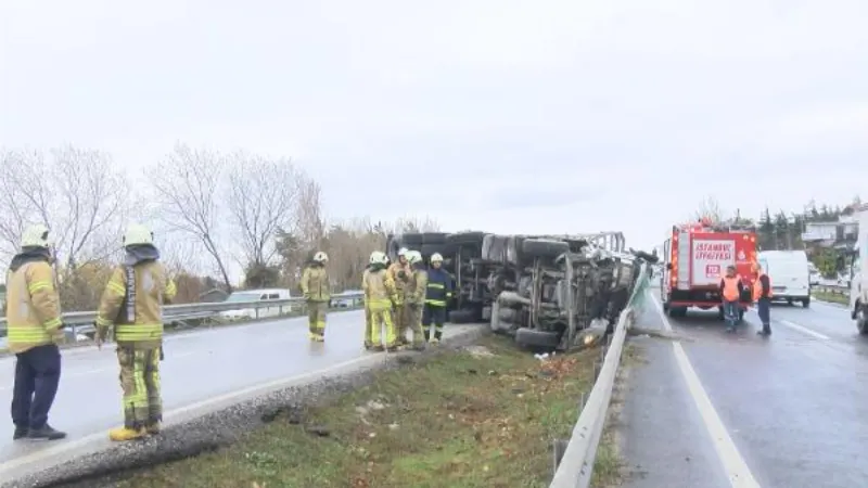 Büyükçekmece D-100'de kamyon devrildi, şoför öldü