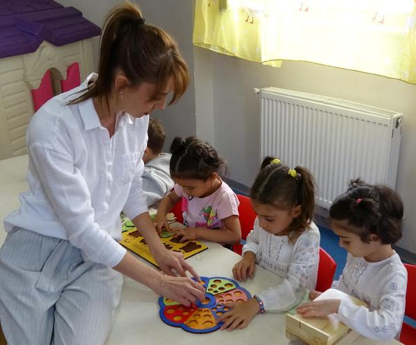 Meslek lisesi atölyesinde üretilen ahşap oyuncakları anaokuluna hediye ettiler