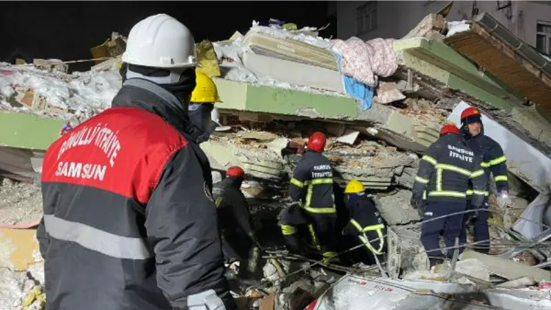 Stajyer itfaiyeciler, deprem bölgesine gönüllü gidip, enkaz çalışmalarına katıldı