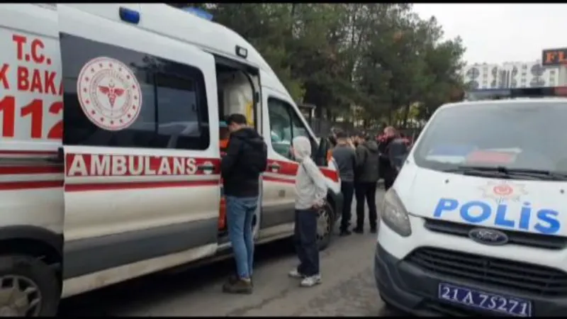 Diyarbakır’da adliye önünde taşlı, sopalı, döner bıçaklı kavga: 3 yaralı