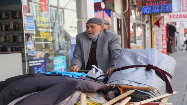 93 yaşındaki Ahmet dede gençlere taş çıkartıyor