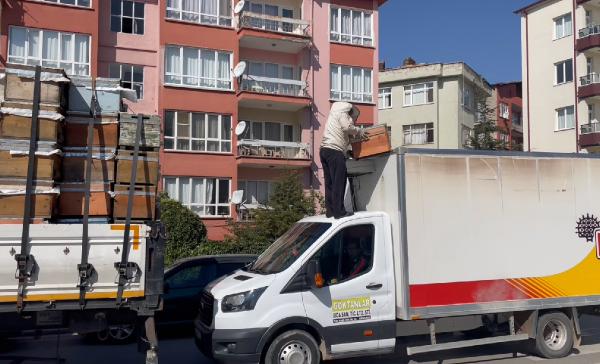 Kovan yüklü TIR, kamyona çarptı; etrafa saçılan arılar, zor anlar yaşattı