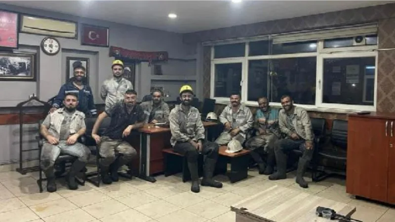 Madenci 9 arkadaşıyla çektirdikleri fotoğrafı paylaşıp, 'Geriye bir ben kaldım' yazdı