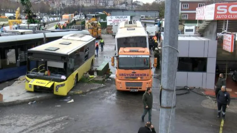 Alibeyköy'de kaza yapan tramvayla İETT otobüsü kaldırıldı