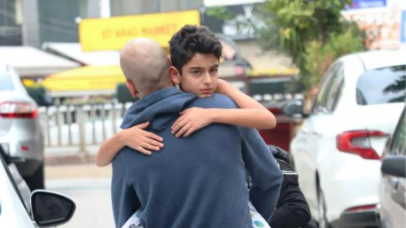 İçeriden kilitli evde ateşi yükselince mahsur kalan çocuk, kapı balyozla kırılarak kurtarıldı