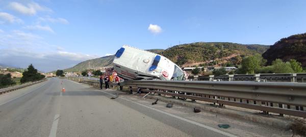 Hasta taşıyan ambulans bariyerlere çarptı: 1 ölü, 3 yaralı 