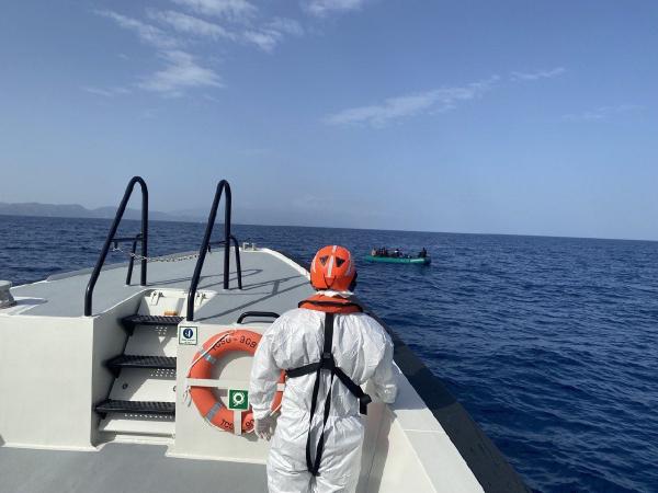 Kuşadası açıklarında, Yunanistan'ın ittiği 29 kaçak göçmen kurtarıldı