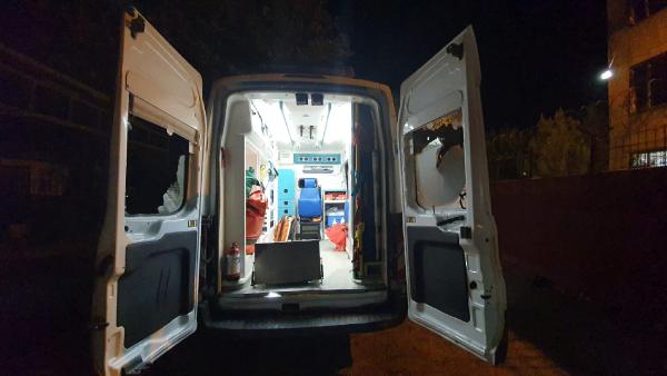 Diyarbakır'da hasta taşıyan ambulansa taşlı saldırı