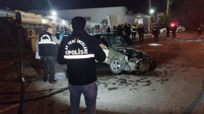 Duvara çarpan otomobildeki 2 kişi öldü; kaza anı kamerada