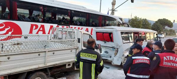 Kamyonet, kırmızı ışıkta bekleyen servis minibüsüne çarptı: 1 ölü, 6 yaralı