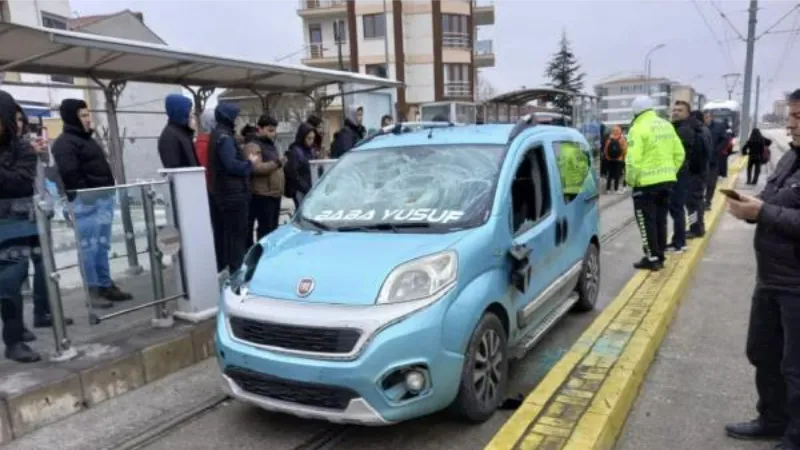 Tramvay yoluna giren hafif ticari aracın çarptığı liseli hayatını kaybetti