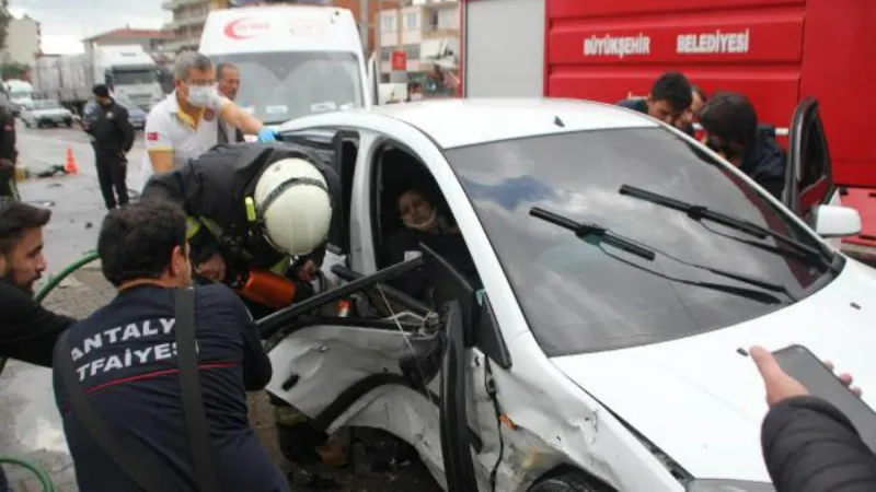 Antalya'da otomobiller çarpıştı: 1'i çocuk 5 yaralı