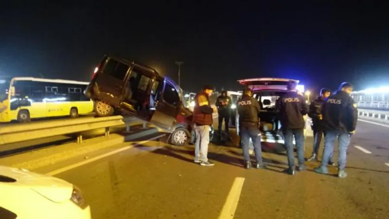 Avcılar'da ehliyetsiz sürücü polisten kaçtığı araçla bariyere çıktı