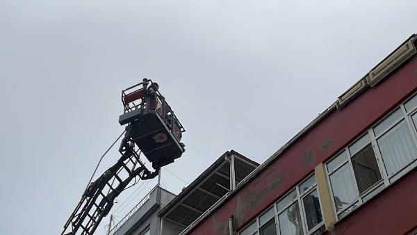Silahlı saldırı şüphelisi çatıdan çatıya geçerken yakalandı