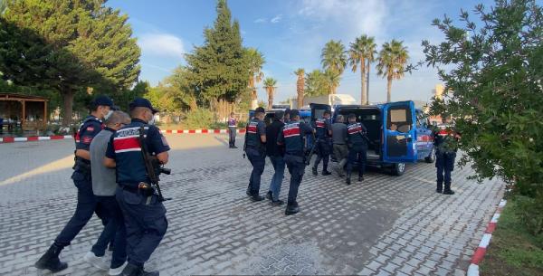 İzmir'de 86 kaçak göçmen yakalandı; 5 organizatöre gözaltı