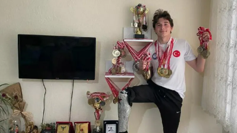 17 yaşındaki paralimpik yüzme sporcusu Recep, 151 madalya 2 kupa kazandı