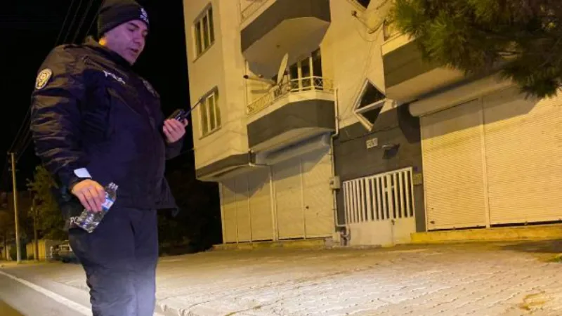 Devriye gezen polis ekibi, yaralı kedinin başından ayrılmadı