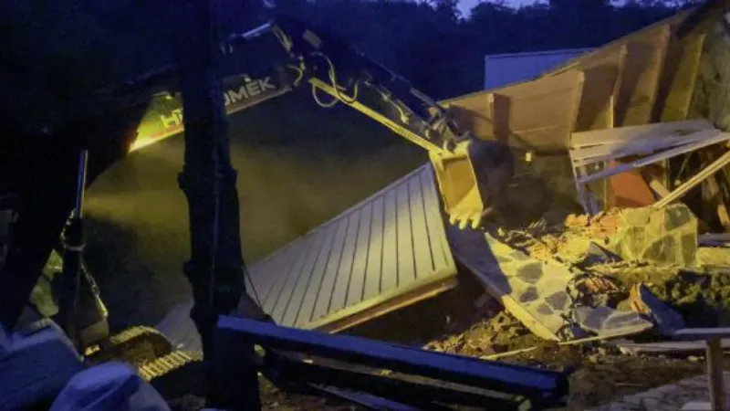 Rize’de inşaat halindeki kaçak bungalovlar yıkıldı