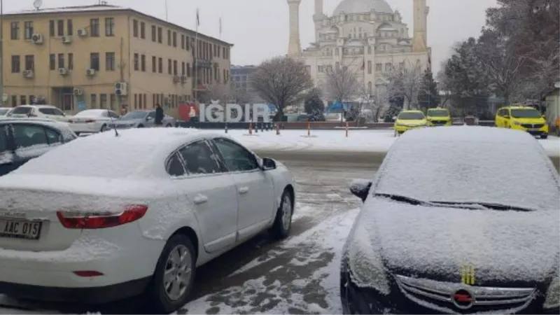 Iğdır'a mevsimin ilk karı yağdı