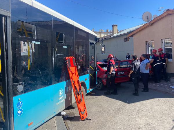 Sürücüsü kalp krizi geçiren halk otobüsü 4 araç ile büfeye çarptı: 7 yaralı