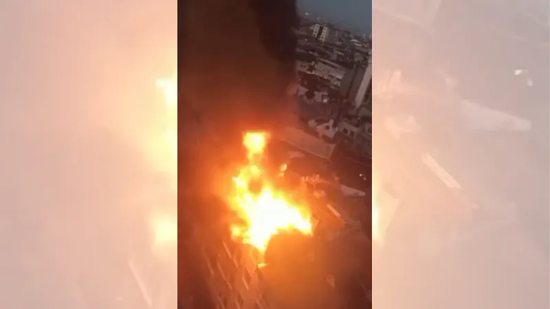 Zeytinburnu'nda binanın çatısı alev alev yandı