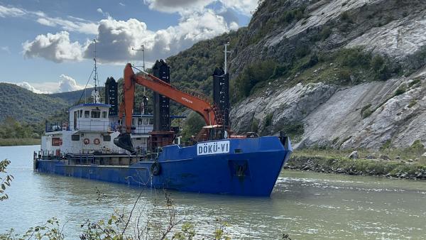 Bartın Irmağı dibinden toprak yığınları temizleniyor