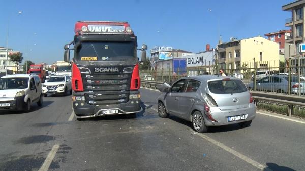 Çekmeköy'de otomobil ve 2 hafriyat kamyonun karıştığı kazada trafik yoğunluğu  