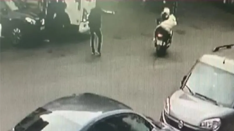 Şişli’de motosikletteki iki kişiye silahlı saldırı kamerada