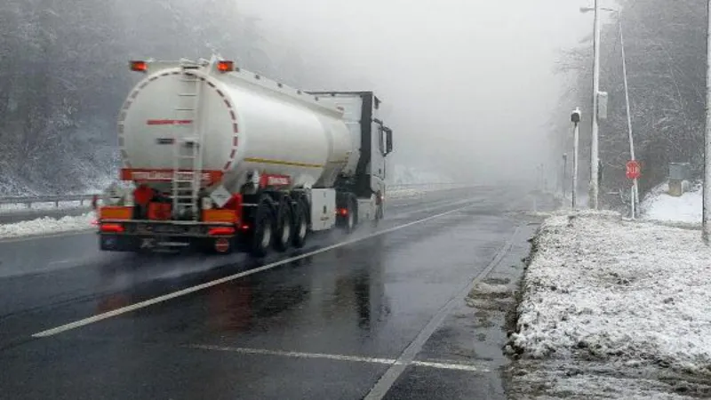 Bolu Dağı'nda karla karışık yağmur ve sis