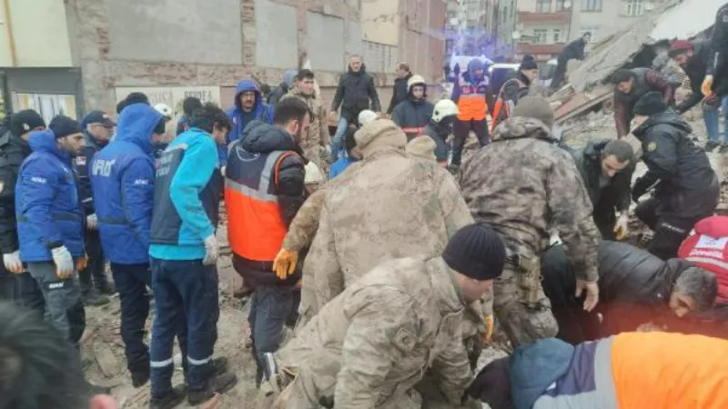 Enkaz altında kalarak ölen polis, evinden ziynet eşyası almak isteyen kişiyi yalnız göndermek istememiş