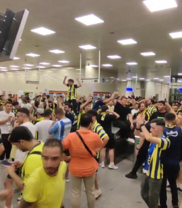 İstanbul-Yolda kalan Fenerbahçeli taraftarlardan Marmaray'da protesto; ek sefer düzenlendi