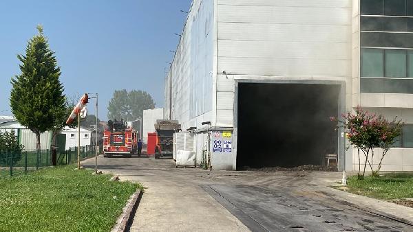 Kartepe'de geri dönüşüm tesisi yangını; 3 işçi dumandan etkilendi