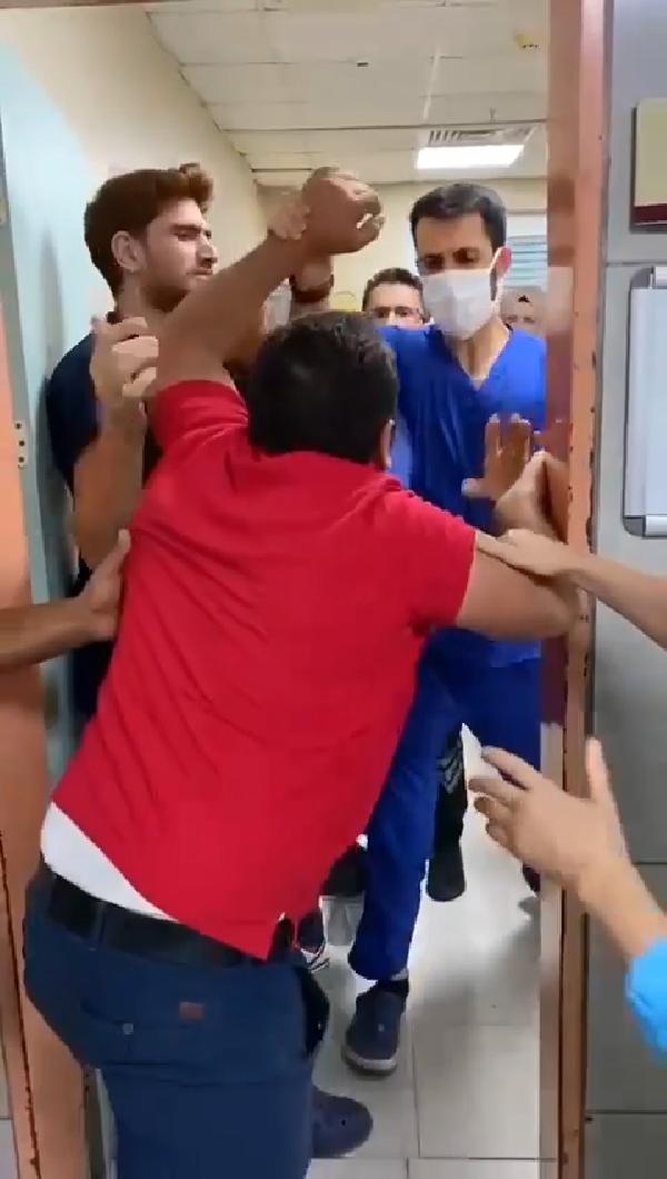 'Maske' uyarısında bulunan doktora 'Çocuğuma bakacaksın' diyerek saldırdı