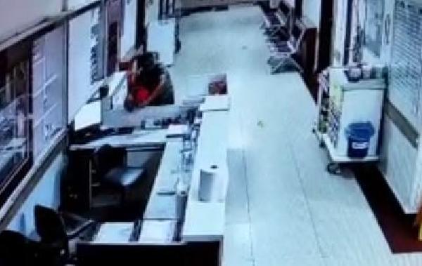 Hastanede danışmadaki görevlinin cep telefonunun çalınması kamerada
