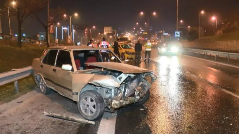 Pendik'te ehliyetsiz otomobil sürücüsü taksi ile çarpıştı, 1 yaralı