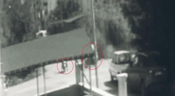 2 motosikletin çarpıştığı kazada sürücüler yaralandı; o anlar kamerada