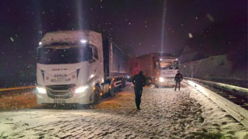 Bursa- Ankara karayolunda TIR'lar karda kaydı, yardım konvoyu yolda kaldı
