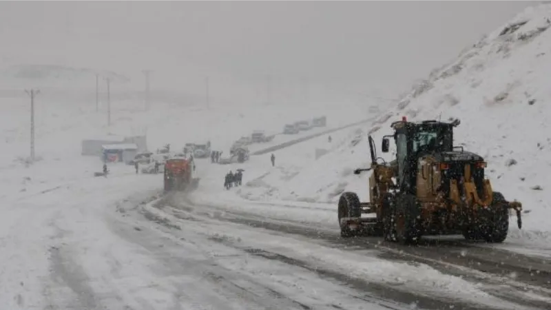 Yüksekova'da kar yağışı; araçlar kaydı, kazalar yaşandı
