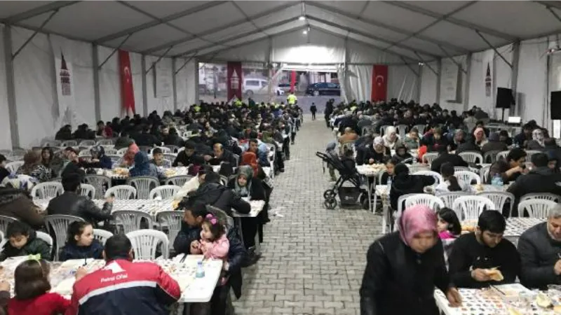 Beyoğlu'ndan Kahramanmaraş'a uzanan 'kardeşlik sofrası'nda ilk iftar yapıldı 