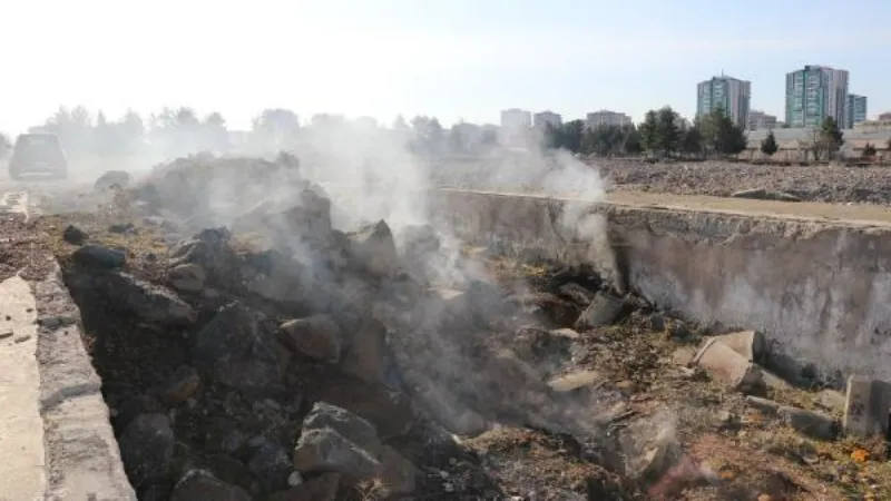 Diyarbakır’da deprem sonrası yerin altından çıkan duman 18 gündür tütüyor