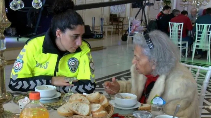 Kartal'da huzur evi sakinlerine moral yemeği 