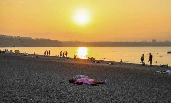 Sıcaktan bunalan Antalyalılar, sahilde sabahlıyor