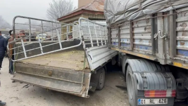 Park halindeyken freni boşalan TIR, taksi durağına ile 5 araca çarptı