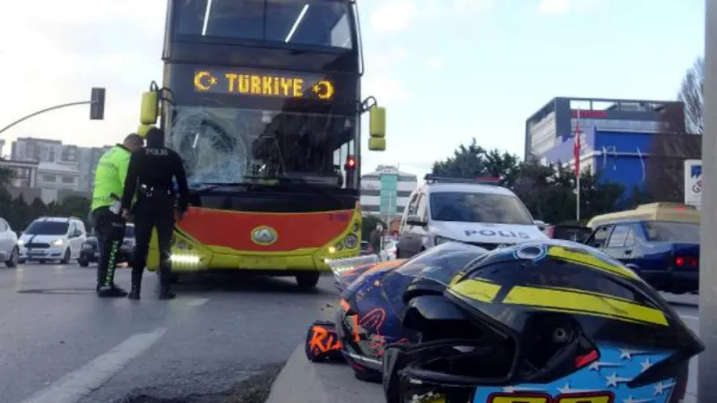 Avcılar'da iki katlı otobüs motosiklete çarptı: 2 yaralı