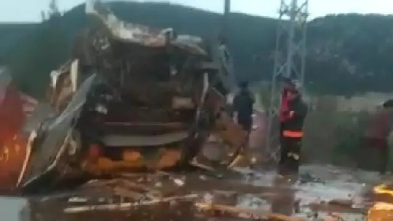 Toprak sete çarpıp, devrilen TIR’ın sürücüsü hayatını kaybetti