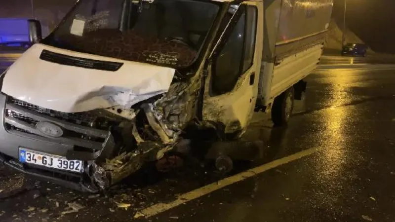 Arnavutköy’de karşı şeride geçen kamyonetin karıştığı kazada 3 kişi yaralandı