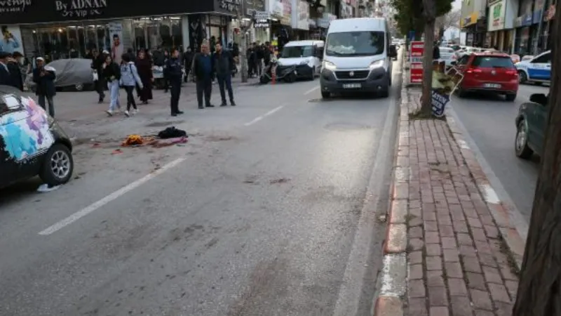 Caddede çıkan tartışmada boynundan bıçaklandı