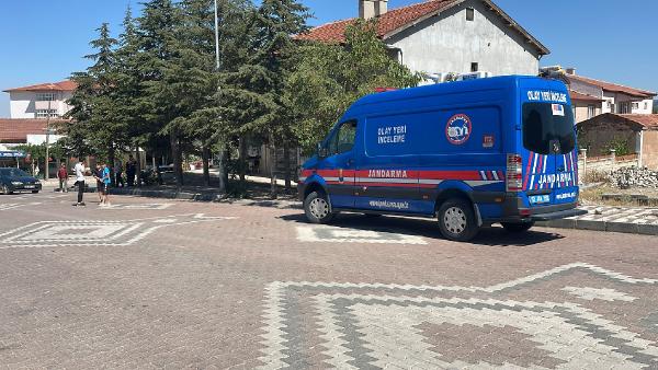 Husumetlisini öldürüp, 20 kilometre giderek eşi ile komşusunu da vurdu